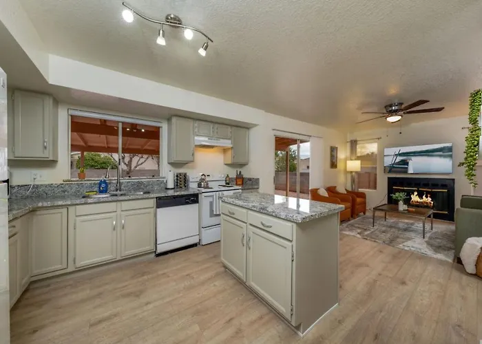 Pool, Quiet, 3 Bedroom 2 Ba, Garage, Fenced Holiday home *