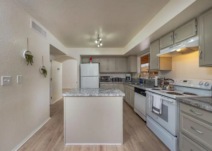 Pool, Quiet, 3 Bedroom 2 Ba, Garage, Fenced Holiday home *