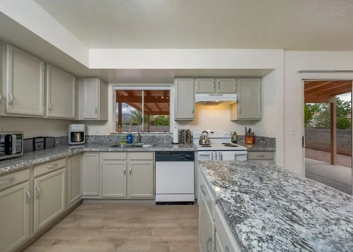 Pool, Quiet, 3 Bedroom 2 Ba, Garage, Fenced * Tucson